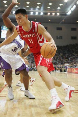姚明，NBA中的巨人身影