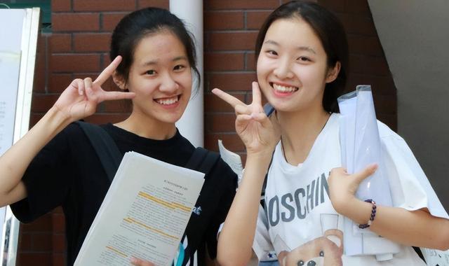 初中学历女生因面试走红 现状曝光