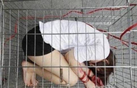 多人将两女子关铁笼游街事件，真相揭露，系摆拍行为