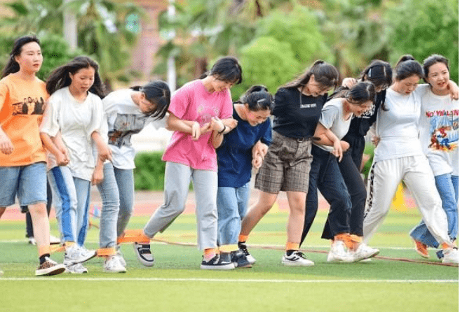 14岁少女，家庭与友情的迷雾
