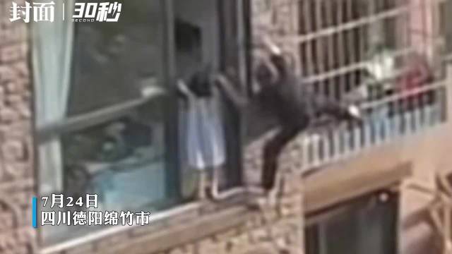 外国男子徒手爬上十楼救下两名孩童，英勇之举的背后故事