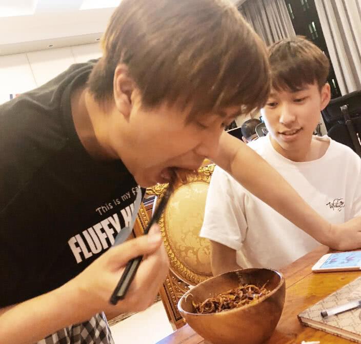 俄罗斯vs中国直播视频，半夜爬起来看球赛的那些事儿