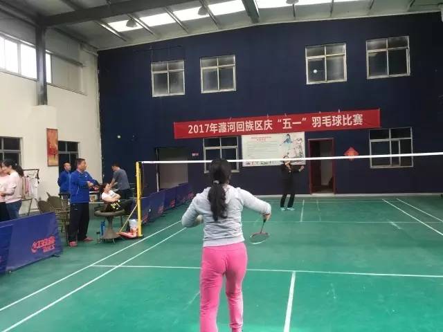 多人在马路中间打羽毛球 交警回应