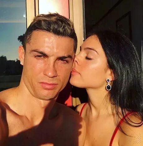 探索C罗的私生活，足球巨星与他的几个老婆