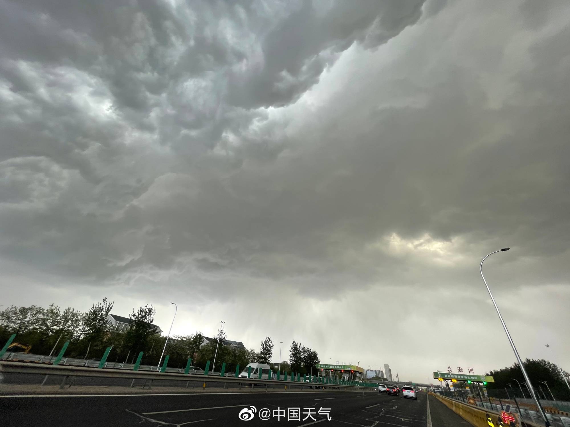 京城奇观，北京雷雨冰雹，天空成高频闪光灯