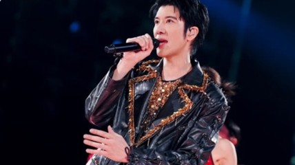 王力宏演唱会意外摔倒，舞台上的惊险一幕与粉丝的温暖回应