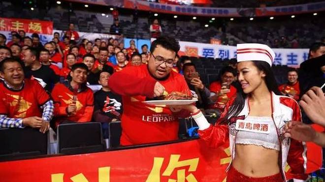 季后赛上海vs深圳视频直播，一场让球迷心跳加速的对决，我这样追完了全场