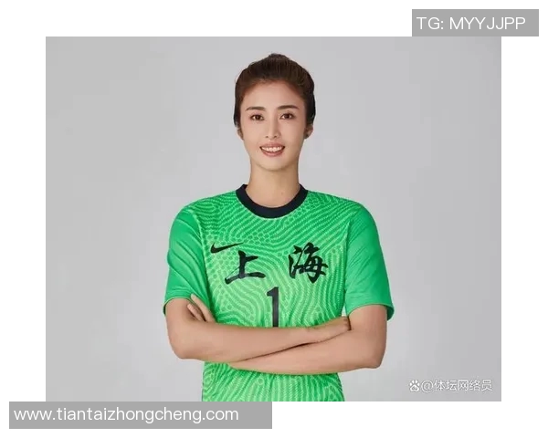 高马尾足球星场上英姿飒爽展现速度力量与优雅并存魅力